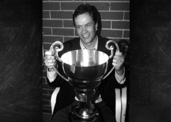 Ο Γιάννης Ιωαννίδης με ένα από τα κύπελλα του Άρη (φωτ. αρχείου: EUROKINISSI)