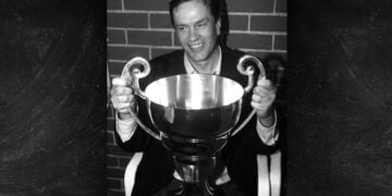 Ο Γιάννης Ιωαννίδης με ένα από τα κύπελλα του Άρη (φωτ. αρχείου: EUROKINISSI)