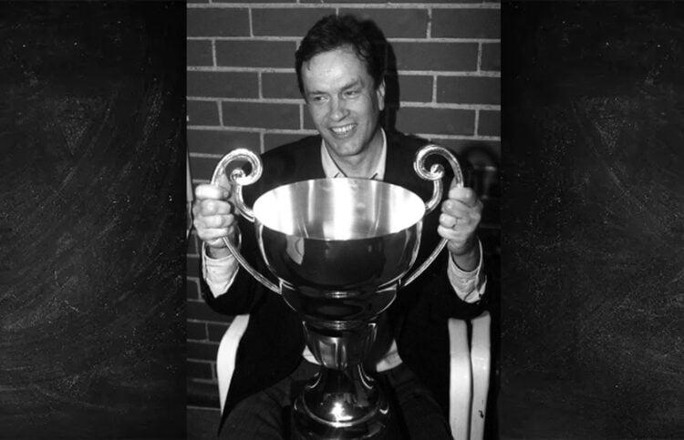 Ο Γιάννης Ιωαννίδης με ένα από τα κύπελλα του Άρη (φωτ. αρχείου: EUROKINISSI)