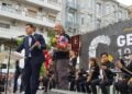 Στιγμιότυπο από τιμητική απονομή στον Γιάννη-Βασίλη Γιαϊλαλί, σε παλιότερη συγκέντρωση της ΠΟΕ για την επέτειο της 19ης Μαΐου στο κέντρο της Θεσσαλονίκης (φωτ.: Παμποντιακή Ομοσπονδία Ελλάδος)