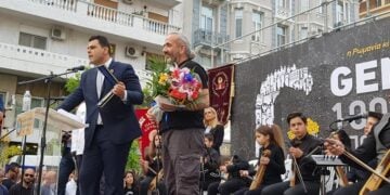 Στιγμιότυπο από τιμητική απονομή στον Γιάννη-Βασίλη Γιαϊλαλί, σε παλιότερη συγκέντρωση της ΠΟΕ για την επέτειο της 19ης Μαΐου στο κέντρο της Θεσσαλονίκης (φωτ.: Παμποντιακή Ομοσπονδία Ελλάδος)