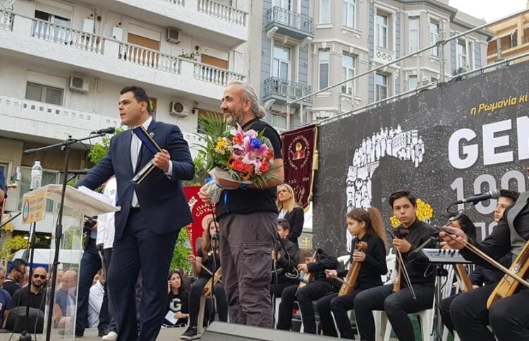 Στιγμιότυπο από τιμητική απονομή στον Γιάννη-Βασίλη Γιαϊλαλί, σε παλιότερη συγκέντρωση της ΠΟΕ για την επέτειο της 19ης Μαΐου στο κέντρο της Θεσσαλονίκης (φωτ.: Παμποντιακή Ομοσπονδία Ελλάδος)