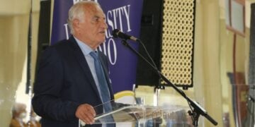 Ο Γιώργος Παρχαρίδης σε παλιότερη ομιλία του (φωτ.: Εύξεινος Λέσχη Φλώρινας)