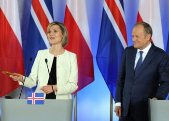 Ο Ντόναλντ Τουσκ υποδέχθηκε την Κριστρούν Φροσταντότιρ στην Πολωνία, Τετάρτη 25 Φεβρουαρίου 2026 (φωτ.: EPA / Pawel Supernak / Poland Out)