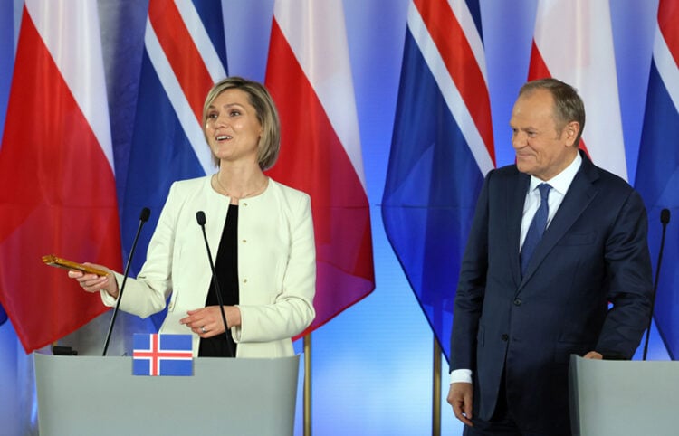 Ο Ντόναλντ Τουσκ υποδέχθηκε την Κριστρούν Φροσταντότιρ στην Πολωνία, Τετάρτη 25 Φεβρουαρίου 2026 (φωτ.: EPA / Pawel Supernak / Poland Out)