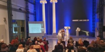 Η επιμελήτρια των δύο τόμων, αναπληρώτρια καθηγήτρια Κλασικής Αρχαιολογίας του Δημοκρίτειου Πανεπιστήμιου Θράκης Αμαλία Αβραμίδου μιλά στην εκδήλωση, με φόντο τα εκθέματα του ιερού στο Αρχαιολογικό Μουσείο Καβάλας (φωτ.: ΑΠΕ-ΜΠΕ)