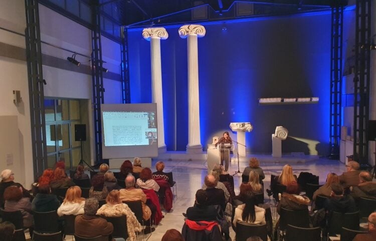 Η επιμελήτρια των δύο τόμων, αναπληρώτρια καθηγήτρια Κλασικής Αρχαιολογίας του Δημοκρίτειου Πανεπιστήμιου Θράκης Αμαλία Αβραμίδου μιλά στην εκδήλωση, με φόντο τα εκθέματα του ιερού στο Αρχαιολογικό Μουσείο Καβάλας (φωτ.: ΑΠΕ-ΜΠΕ)