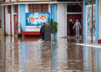 Πλημμυρισμένος δρόμος στην Ηλεία, στις αρχές Φεβρουαρίου όταν εκδηλώθηκε η προηγούμενη κακοκαιρία (φωτ.: IleiaLive.gr/Γιάννης Σπυρούνης/EUROKINISSI)