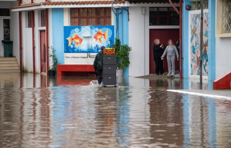 Πλημμυρισμένος δρόμος στην Ηλεία, στις αρχές Φεβρουαρίου όταν εκδηλώθηκε η προηγούμενη κακοκαιρία (φωτ.: IleiaLive.gr/Γιάννης Σπυρούνης/EUROKINISSI)