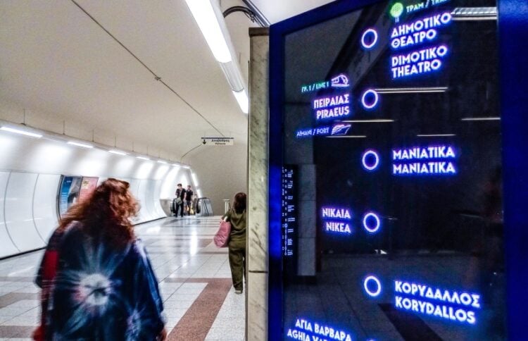 Ηλεκτρονική πινακίδα στο σταθμό του μετρό Σύνταγμα (φωτ. αρχείου: EUROKINISSI/Μιχάλης Παπανικολάου)
