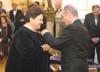 Ο Πρόεδρος της Δημοκρατίας Κωστής Στεφανόπουλος βραβεύει την Ιωάννα Παπαντωνίου, 17 Ιανουαρίου 2001 (φωτ.: EUROKINISSI)