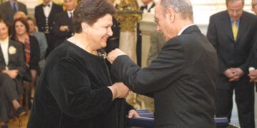 Ο Πρόεδρος της Δημοκρατίας Κωστής Στεφανόπουλος βραβεύει την Ιωάννα Παπαντωνίου, 17 Ιανουαρίου 2001 (φωτ.: EUROKINISSI)