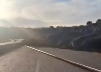 Χώματα και πέτρες διακρίνονται πάνω στο οδόστρωμα (φωτ.: glomex)