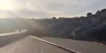 Χώματα και πέτρες διακρίνονται πάνω στο οδόστρωμα (φωτ.: glomex)