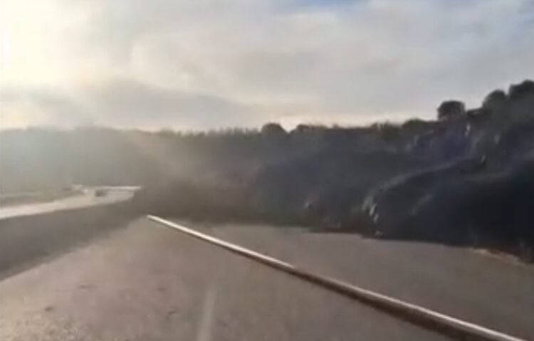 Χώματα και πέτρες διακρίνονται πάνω στο οδόστρωμα (φωτ.: glomex)