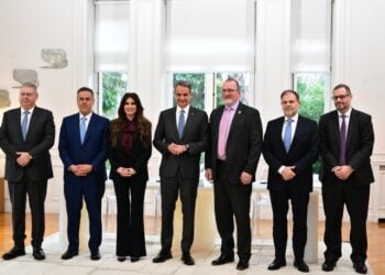 Αναμνηστική φωτογραφία από την υπογραφή της συμφωνίας μεταξύ Chevron και HELLENiQ ENERGY (φωτ.: EUROKINISSI/Τατιάνα Μπόλαρη)