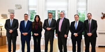 Αναμνηστική φωτογραφία από την υπογραφή της συμφωνίας μεταξύ Chevron και HELLENiQ ENERGY (φωτ.: EUROKINISSI/Τατιάνα Μπόλαρη)