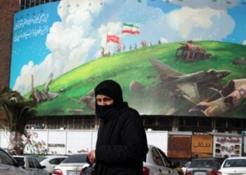 Ιρανή προσπερνά αντιαμερικανική γιγαντοαφίσα που κοσμεί πλατεία της Τεχεράνης (φωτ.: EPA/Abedin Taherkenareh)