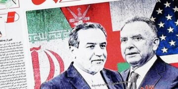 Το πρωτοσέλιδο της ιρανικής εφημερίδας «Ebtekar» φιλοξενεί τις φωτογραφίες του Αμπάς Αραγτσί και του Στιβ Γουίτκοφ (φωτ.: EPA/ Abedin Taherkenareh)