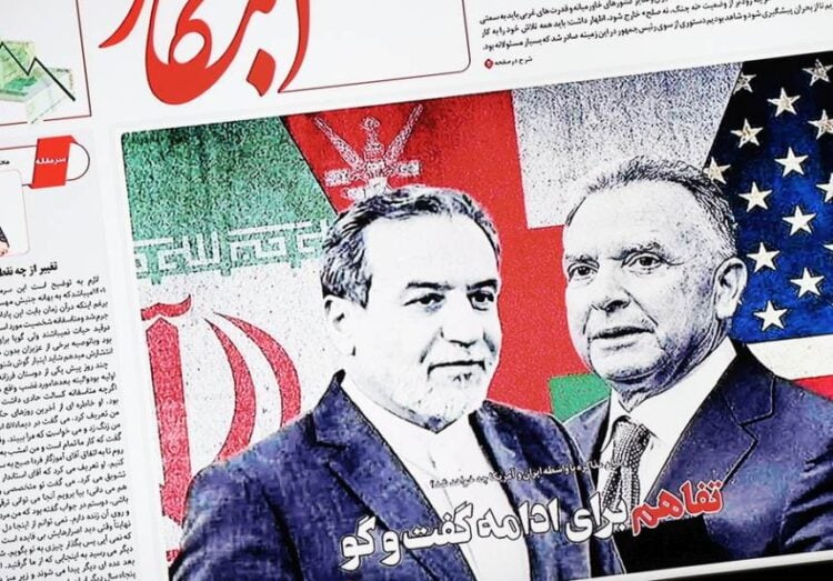 Το πρωτοσέλιδο της ιρανικής εφημερίδας «Ebtekar» φιλοξενεί τις φωτογραφίες του Αμπάς Αραγτσί και του Στιβ Γουίτκοφ (φωτ.: EPA/ Abedin Taherkenareh)