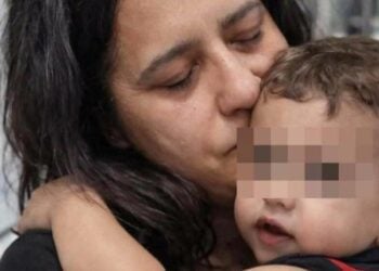 Ο μικρούλης Ντομένικο με τη μητέρα του (φωτ.: facebook)