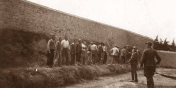 Η μία από τις επίμαχες φωτογραφίες της συλλογής του Τιμ ντε Κρένε