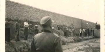 Μία από τις φωτογραφίες που περιλαμβάνονται στη συλλογή του Τιμ Ντε Κρένε από τη Γάνδη και βγήκαν σε δημοπρασία στο ebay – που τελικά πάγωσε