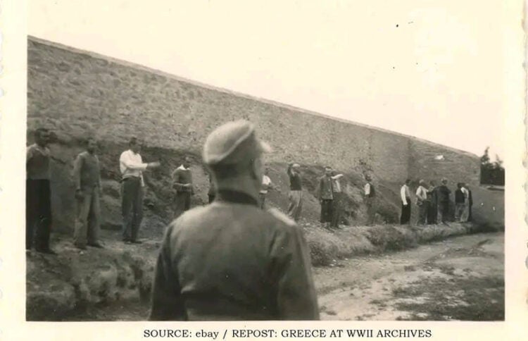 Μία από τις φωτογραφίες που περιλαμβάνονται στη συλλογή του Τιμ Ντε Κρένε από τη Γάνδη και βγήκαν σε δημοπρασία στο ebay – που τελικά πάγωσε