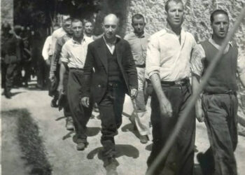 Η πρώτη ταυτοποίηση έγινε και αφορά τον ψηλό άνδρα με το λευκό πουκάμισο: Θεωρείται ότι είναι ο Βασίλης Παπαδήμας από την Πύλο