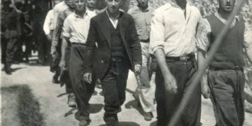 Η πρώτη ταυτοποίηση έγινε και αφορά τον ψηλό άνδρα με το λευκό πουκάμισο: Θεωρείται ότι είναι ο Βασίλης Παπαδήμας από την Πύλο