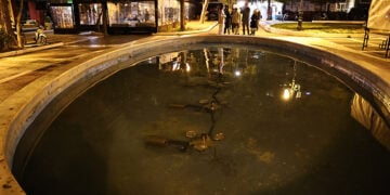 Το σιντριβάνι στο οποίο έπεσε το 2 ετών κοριτσάκι (φωτ.: EUROKINISSI / Γιάννης Παναγόπουλος)