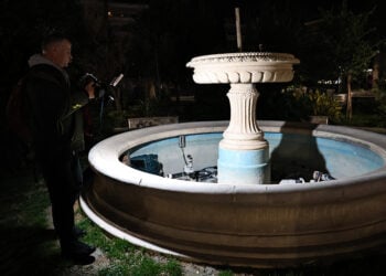 Το σιντριβάνι στην στην πλατεία Δαβάκη, από το οποίο ανασύρθηκε το 2 ετών κοριτσάκι (φωτ.: EUROKINISSI / Γιάννης Παναγόπουλος)