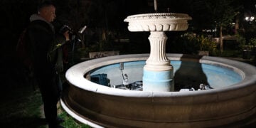 Το σιντριβάνι στην στην πλατεία Δαβάκη, από το οποίο ανασύρθηκε το 2 ετών κοριτσάκι (φωτ.: EUROKINISSI / Γιάννης Παναγόπουλος)