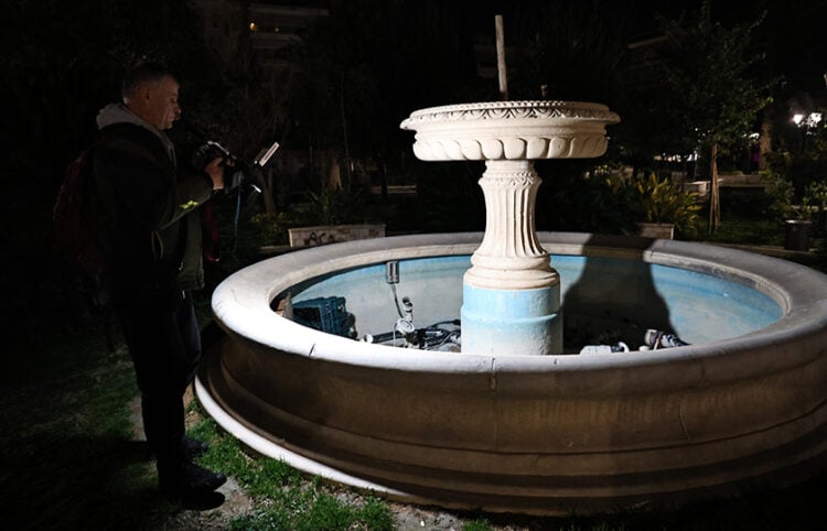 Το σιντριβάνι στην στην πλατεία Δαβάκη, από το οποίο ανασύρθηκε το 2 ετών κοριτσάκι (φωτ.: EUROKINISSI / Γιάννης Παναγόπουλος)