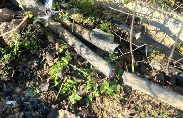 Τα κομμένα καλώδια της τηλεδιοίκησης (φωτ.: Χ/kyranakis)