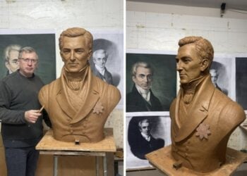 Ο γλύπτης Γιώργος Κικώτης με την προτομή του Ι. Καποδίστρια (φωτ.: facebook/Γιώργος Κικώτης Γλύπτης)