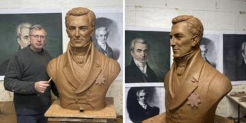 Ο γλύπτης Γιώργος Κικώτης με την προτομή του Ι. Καποδίστρια (φωτ.: facebook/Γιώργος Κικώτης Γλύπτης)