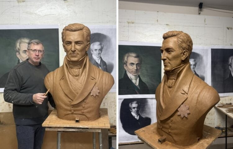 Ο γλύπτης Γιώργος Κικώτης με την προτομή του Ι. Καποδίστρια (φωτ.: facebook/Γιώργος Κικώτης Γλύπτης)