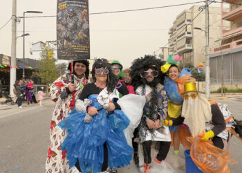 Σάτιρα, στιλ και… σακούλες haute couture στο καρναβάλι του Δήμου Αγίων Αναργύρων - Καματερού (φωτ.: Facebook / Σύλλογος Ποντίων Καματερού «Δημήτρης Ψαθάς»)