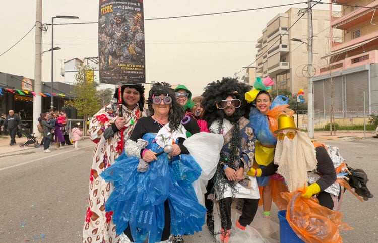 Σάτιρα, στιλ και… σακούλες haute couture στο καρναβάλι του Δήμου Αγίων Αναργύρων - Καματερού (φωτ.: Facebook / Σύλλογος Ποντίων Καματερού «Δημήτρης Ψαθάς»)