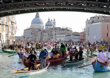 Με την πλωτή παρέλαση στο Μεγάλο Κανάλι ξεκινούν κάθε φορά οι εκδηλώσεις του Καρναβαλιού της Βενετίας, Κυριακή 1 Φεβρουαρίου 2026 (φωτ.: Facebook / Carnevale di Venezia - Official Page)