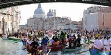 Με την πλωτή παρέλαση στο Μεγάλο Κανάλι ξεκινούν κάθε φορά οι εκδηλώσεις του Καρναβαλιού της Βενετίας, Κυριακή 1 Φεβρουαρίου 2026 (φωτ.: Facebook / Carnevale di Venezia - Official Page)