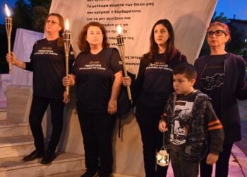 Στιγμιότυπο από λαμπαδηφορία στην Κατερίνη, στη μνήμη των θυμάτων της Γενοκτονίας των Ποντίων, το 2024 (φωτ.: Δήμος Κατερίνης)