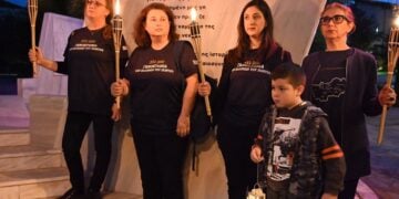 Στιγμιότυπο από λαμπαδηφορία στην Κατερίνη, στη μνήμη των θυμάτων της Γενοκτονίας των Ποντίων, το 2024 (φωτ.: Δήμος Κατερίνης)