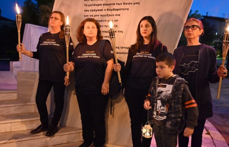 Στιγμιότυπο από λαμπαδηφορία στην Κατερίνη, στη μνήμη των θυμάτων της Γενοκτονίας των Ποντίων, το 2024 (φωτ.: Δήμος Κατερίνης)