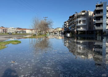Η θάλασσα βγήκε στη στεριά στην Κατερίνη (φωτ.: Facebook / Δήμος Κατερίνης)