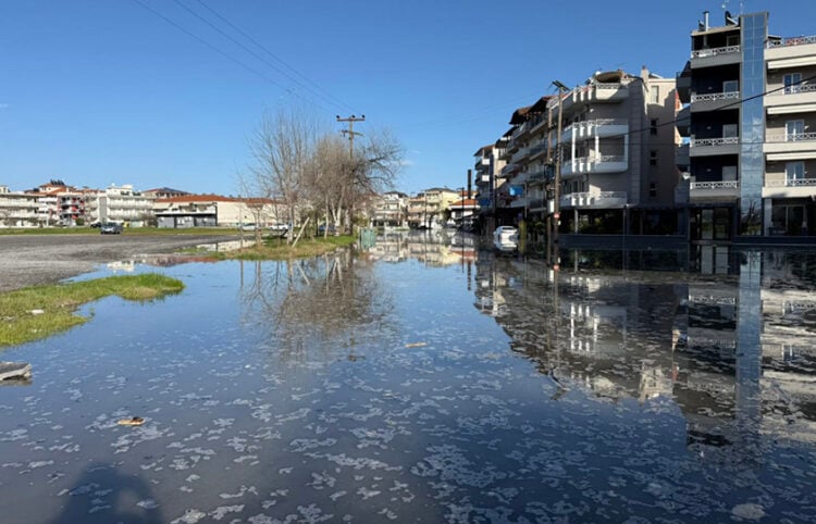 Η θάλασσα βγήκε στη στεριά στην Κατερίνη (φωτ.: Facebook / Δήμος Κατερίνης)