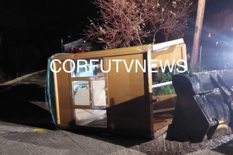 Ούτε το περίπτερο γλίτωσε από τον ανεμοστρόβιλο (φωτ.: corfutvnews.gr)