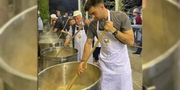 Μέλη του Μικρασιατικού Πολιτιστικού Συλλόγου Μελισσίων «Άγιος Γεώργιος Γκιούλμπαξε» παρασκευάζουν το κεσκέκι