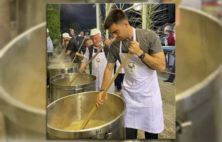 Μέλη του Μικρασιατικού Πολιτιστικού Συλλόγου Μελισσίων «Άγιος Γεώργιος Γκιούλμπαξε» παρασκευάζουν το κεσκέκι